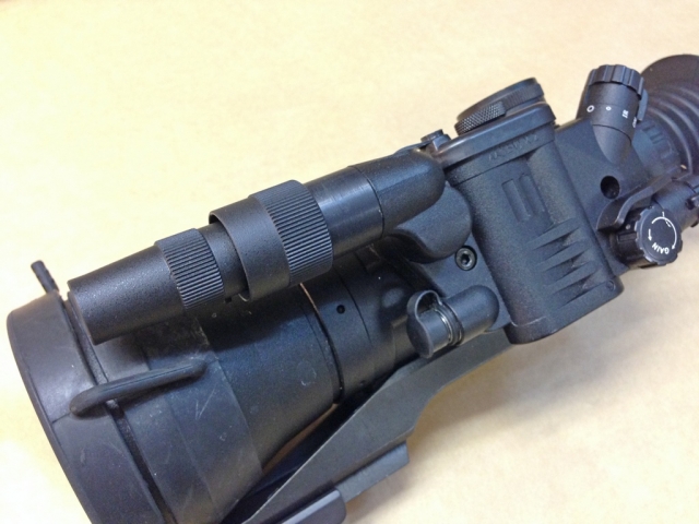 Встроенный фонарь NAYVIS в прицеле Dedal